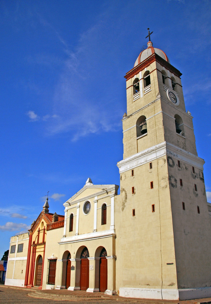 Vista exterior de la  La Catedral del Santísimo Sacramento de Bayamo  turismo religioso en cuba