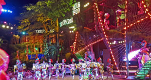 Farbenfrohe TänzerInnen in der berühmten Tropicana Show in Havanna